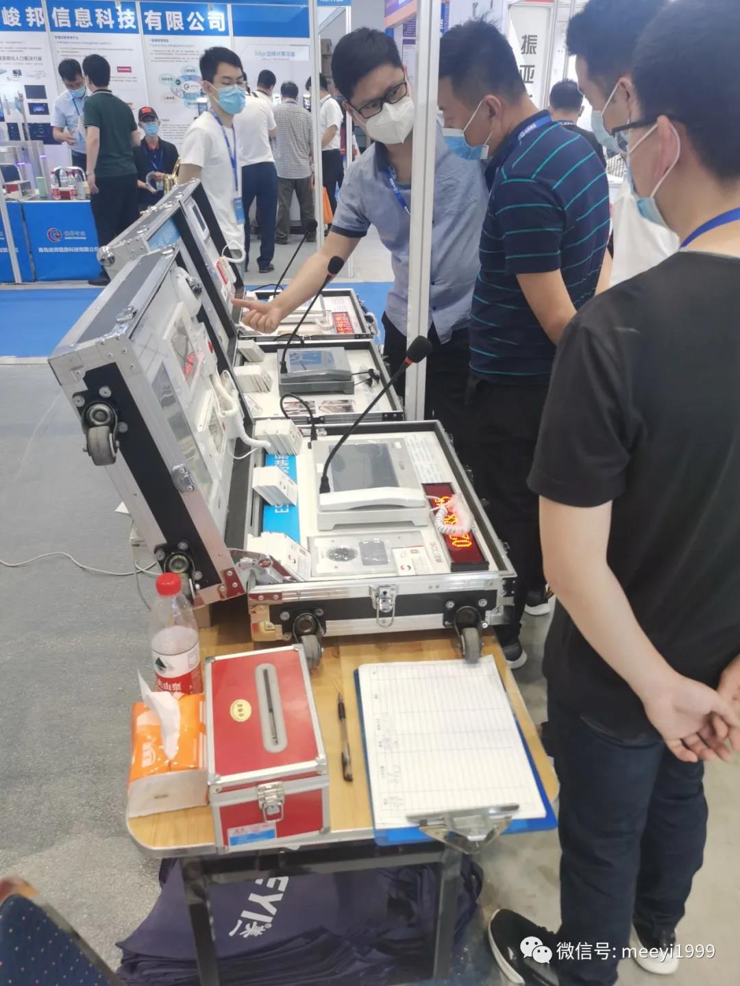 美一人員演示可視對講設(shè)備 美一人員演示可視對講設(shè)備